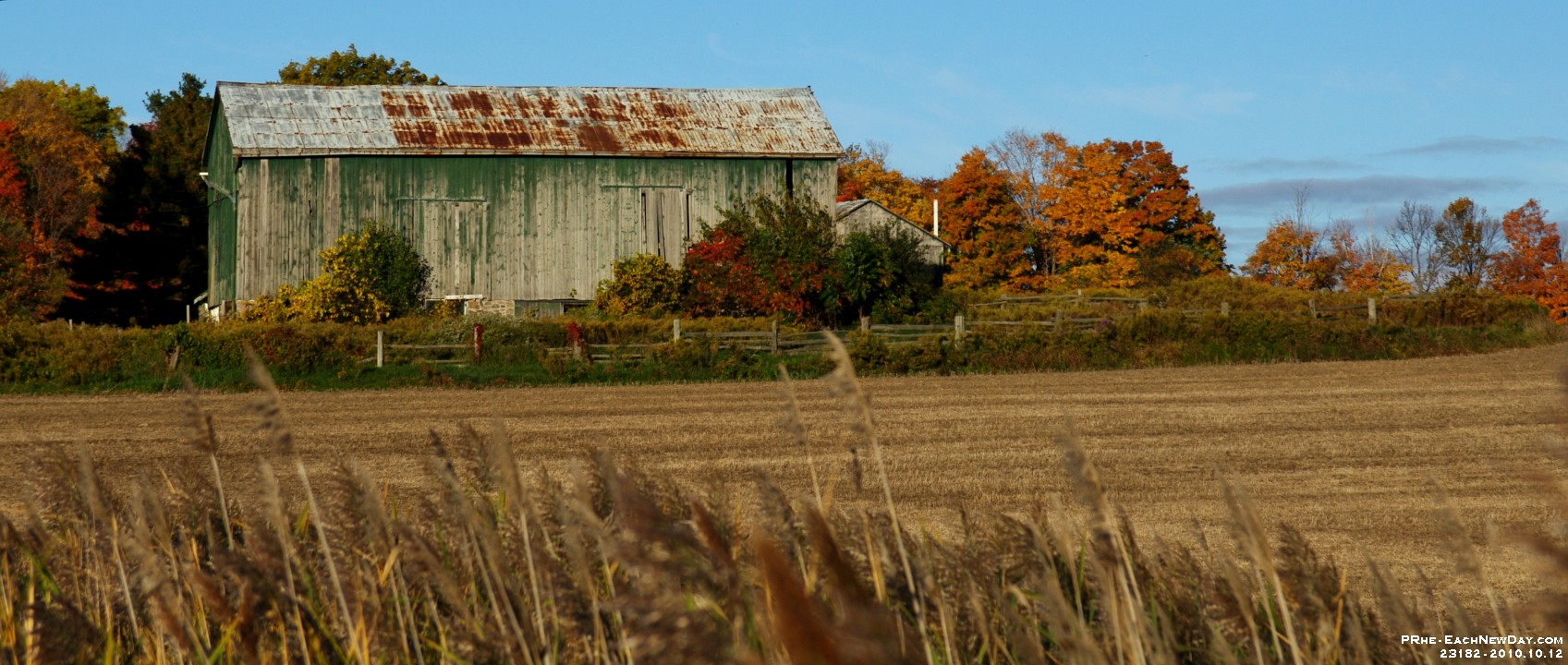 23182RoCrLe - Autumn farm along Taunton Road